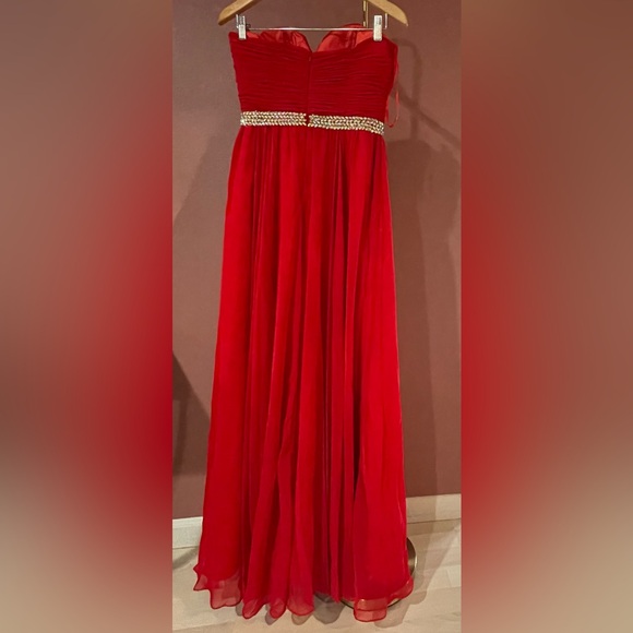 Elegant Red Women's Prom Dress.